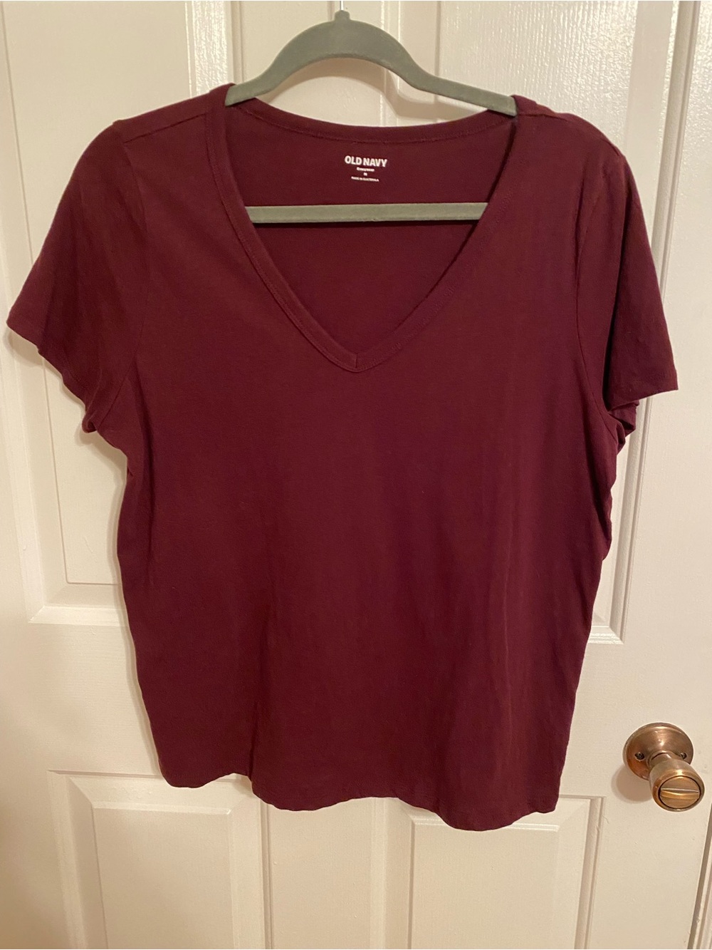 Old Navy Women's Short-Sleeve V-Neck Tee in Burgundy